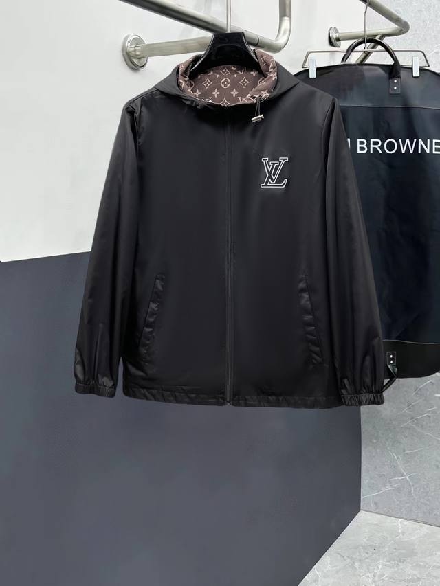 路易威登Lv 高品质2025春季新款夹克外套，秀场新品品相非常完美，记忆面料舒适保暖，三标齐全，色泽饱满诱人，非常出彩的设计，轻松将时髦感进阶，做工极为考究严谨