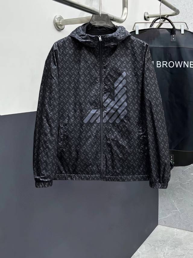 阿玛尼 高品质2025春季新款夹克外套，秀场新品品相非常完美，记忆面料舒适保暖，三标齐全，色泽饱满诱人，非常出彩的设计，轻松将时髦感进阶，做工极为考究严谨，走线