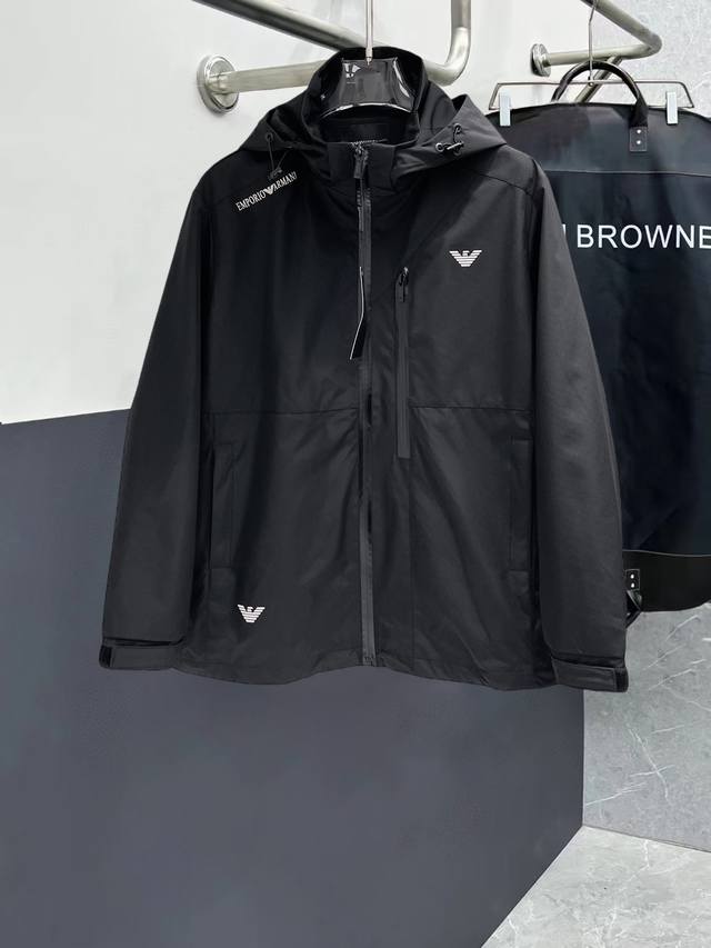 阿玛尼 高品质2025春季新款夹克外套，秀场新品品相非常完美，记忆面料舒适保暖，三标齐全，色泽饱满诱人，非常出彩的设计，轻松将时髦感进阶，做工极为考究严谨，走线