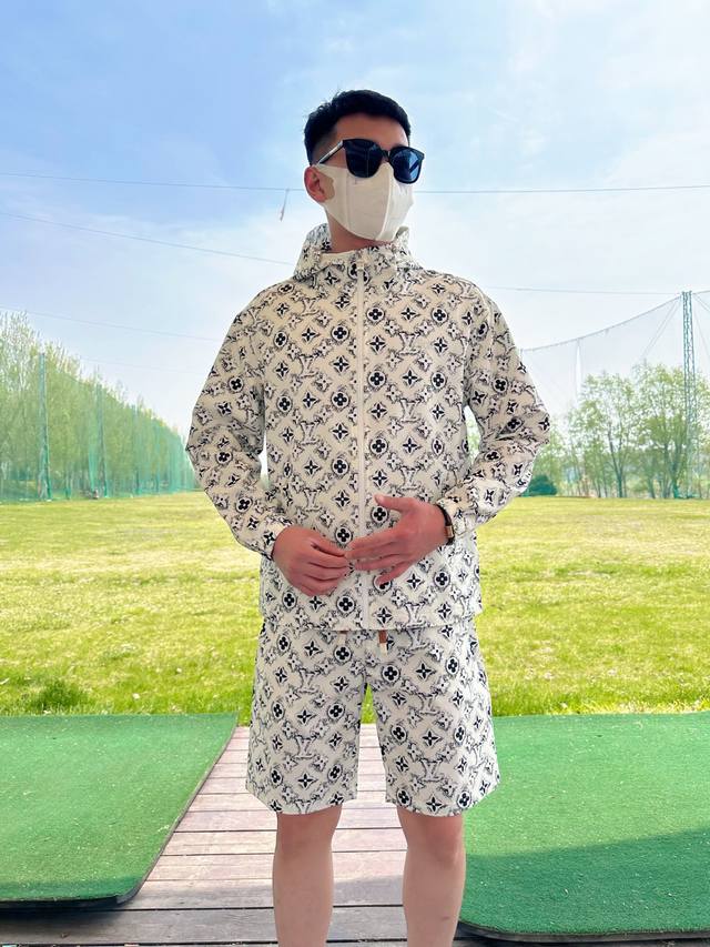 路易威登Lv 2025夏季防晒衣短裤套装，海外专柜同步 轻薄高品质面料奢华高级定制 任何人都可以轻松驾驭，客供进口聚纤维面料 手软舒适有型 吸汗透气 ，外贸公司