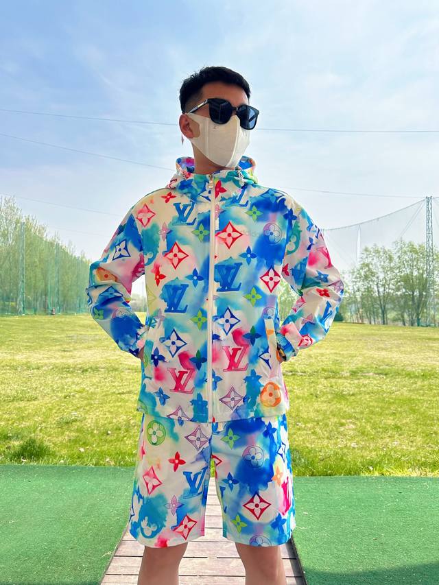 路易威登Lv 2025夏季防晒衣短裤套装，海外专柜同步 轻薄高品质面料奢华高级定制 任何人都可以轻松驾驭，客供进口聚纤维面料 手软舒适有型 吸汗透气 ，外贸公司