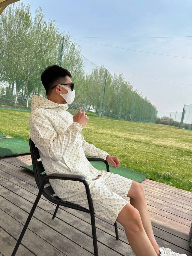 路易威登Lv 2025夏季防晒衣短裤套装，海外专柜同步 轻薄高品质面料奢华高级定制 任何人都可以轻松驾驭，客供进口聚纤维面料 手软舒适有型 吸汗透气 ，外贸公司