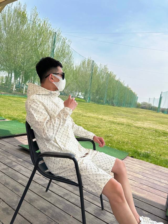 路易威登Lv 2025夏季防晒衣短裤套装，海外专柜同步 轻薄高品质面料奢华高级定制 任何人都可以轻松驾驭，客供进口聚纤维面料 手软舒适有型 吸汗透气 ，外贸公司