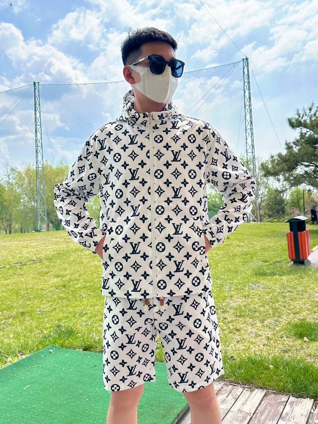 路易威登Lv 2025夏季防晒衣短裤套装，海外专柜同步 轻薄高品质面料奢华高级定制 任何人都可以轻松驾驭，客供进口聚纤维面料 手软舒适有型 吸汗透气 ，外贸公司