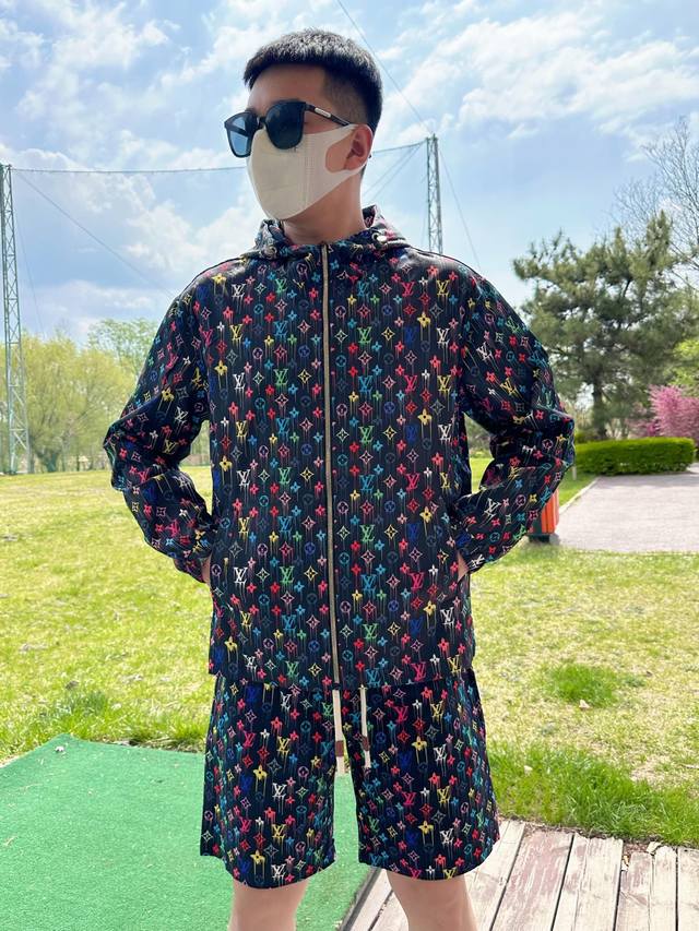 路易威登Lv 2025夏季防晒衣短裤套装，海外专柜同步 轻薄高品质面料奢华高级定制 任何人都可以轻松驾驭，客供进口聚纤维面料 手软舒适有型 吸汗透气 ，外贸公司