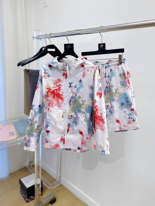 路易威登Lv 2025夏季防晒衣短裤套装，海外专柜同步 轻薄高品质面料奢华高级定制 任何人都可以轻松驾驭，客供进口聚纤维面料 手软舒适有型 吸汗透气 ，外贸公司