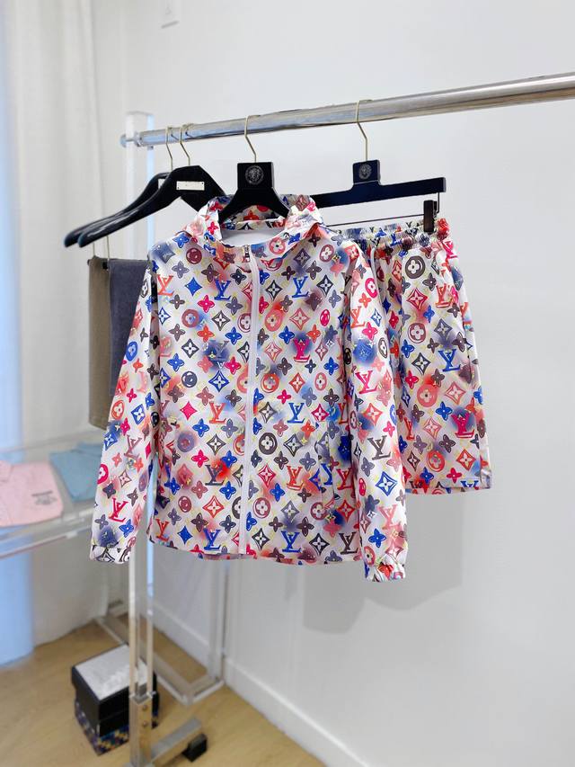 路易威登Lv 2025夏季防晒衣短裤套装，海外专柜同步 轻薄高品质面料奢华高级定制 任何人都可以轻松驾驭，客供进口聚纤维面料 手软舒适有型 吸汗透气 ，外贸公司