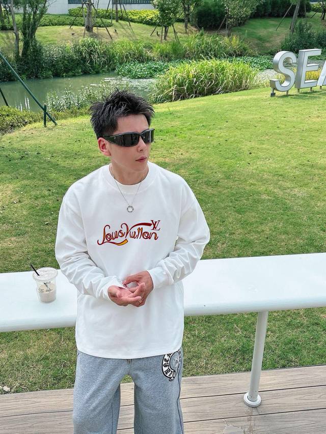 驴家 2025春夏新款首发专柜最新款长袖卫衣T恤 高端订制 设计前卫时尚！品牌Logo重工艺设计 高端定制面料.手感柔软.穿着舒适.专柜级别精致车线.做工精细.