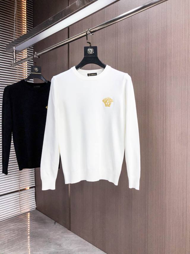 范思‘’2025秋冬新款羊毛毛衣 高品质意大利进口羊毛混纺面料，高密度针织，时尚百搭毛衣，帅气十足。经典Logo标志 更耐穿更加不易变形，专柜版型，各种风格都能