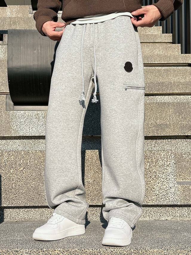 蒙口 Moncler 2025Ss秋冬新款 男士休闲裤 长裤，高端版本！专柜定制面料 透气舒适度高，细节无可挑剔，品牌元素设计理念，体现高品质。手感细腻柔软！呈