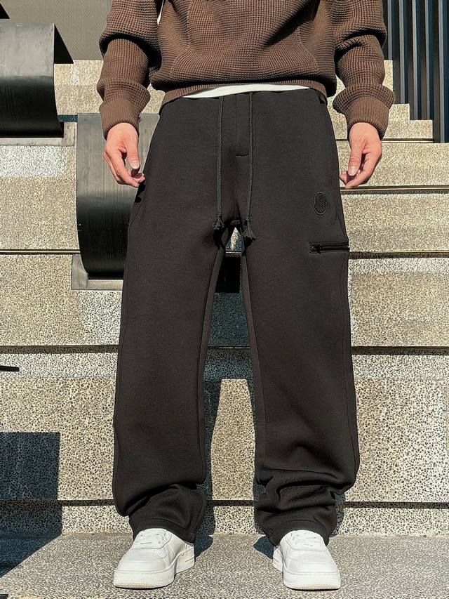 蒙口 Moncler 2025Ss秋冬新款 男士休闲裤 长裤，高端版本！专柜定制面料 透气舒适度高，细节无可挑剔，品牌元素设计理念，体现高品质。手感细腻柔软！呈