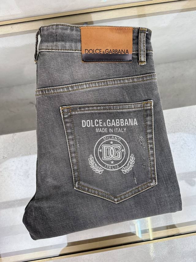 Dg 2025秋冬新款现货上市，原单爆款牛仔裤超级定制款，原版五金，超级重工工艺，版型超赞细节做工无可挑剔！款式不挑人，特别高档，好货不等人，看中赶紧下手，尺码
