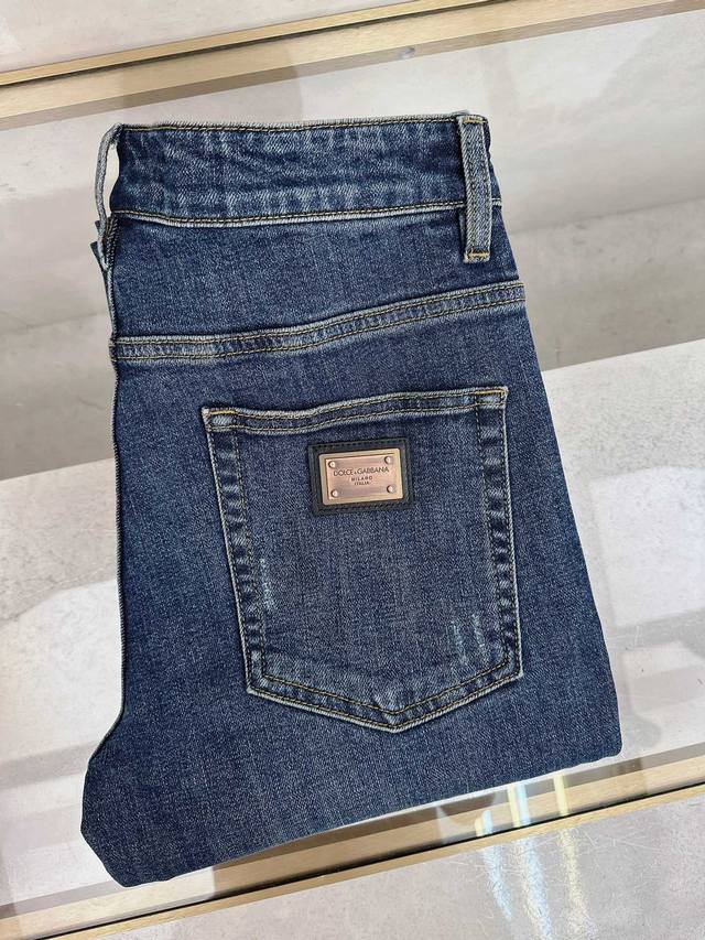 Dg 2025秋冬新款现货上市，原单爆款牛仔裤超级定制款，原版五金，超级重工工艺，版型超赞细节做工无可挑剔！款式不挑人，特别高档，好货不等人，看中赶紧下手，尺码