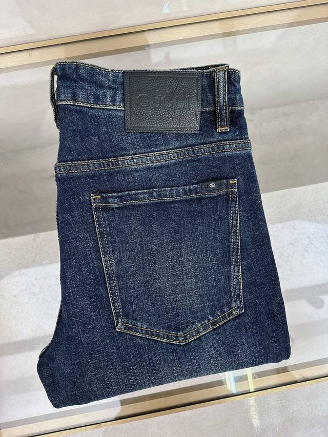 古奇 2025秋冬新款现货上市，原单爆款牛仔裤超级定制款，原版五金，超级重工工艺，版型超赞细节做工无可挑剔！款式不挑人，特别高档，好货不等人，看中赶紧下手，尺码