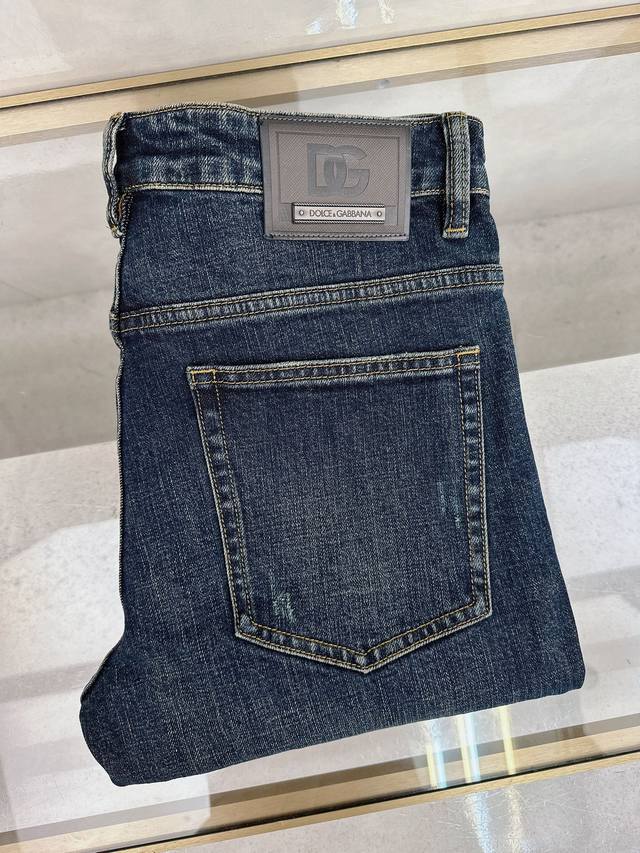 Dg 2025秋冬新款现货上市，原单爆款牛仔裤超级定制款，原版五金，超级重工工艺，版型超赞细节做工无可挑剔！款式不挑人，特别高档，好货不等人，看中赶紧下手，尺码