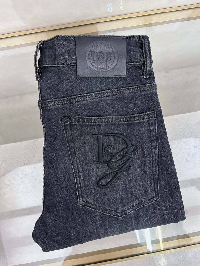 Dg 2025秋冬新款现货上市，原单爆款牛仔裤超级定制款，原版五金，超级重工工艺，版型超赞细节做工无可挑剔！款式不挑人，特别高档，好货不等人，看中赶紧下手，尺码