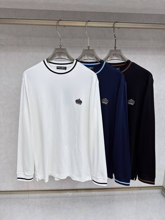 Dg 2025秋冬新款贸易订单长袖打底衫，全品相！！网红款！工艺采用胸前Logo徽章设计！上身舒适透气，不僵硬，整体有着丰富的立体感，品质出口订单，定制专属长绒