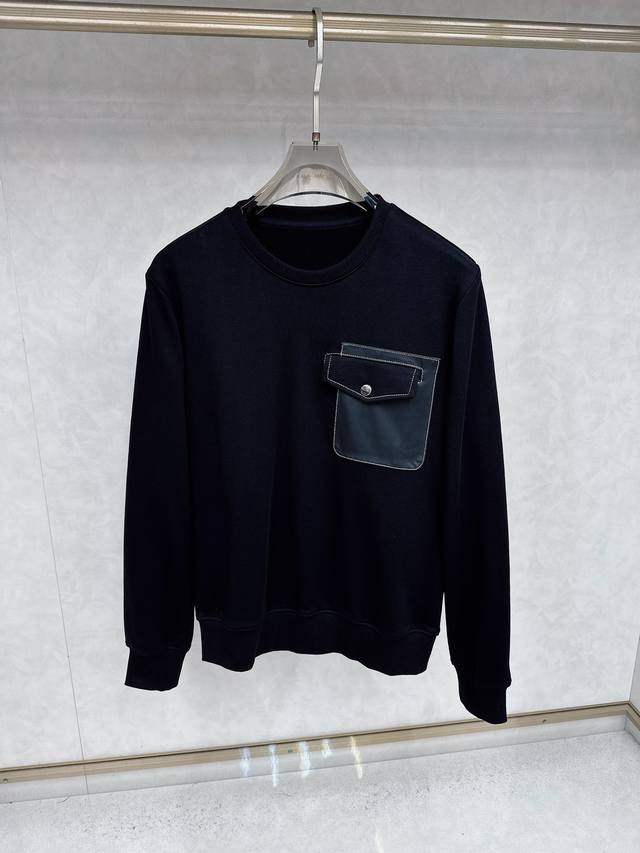 爱马仕 Herm*S2025早秋新款！延续经典，拼接皮口袋点缀 经典款圆领套头卫衣 不经意低调亮点 看是简单，不管版型还是设计足够有细节！微阔版型，领口微微贴合