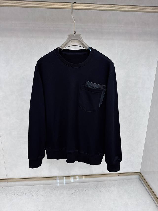 爱马仕 Herm*S2025早秋新款！延续经典，拼接皮口袋点缀 经典款圆领套头卫衣 不经意低调亮点 看是简单，不管版型还是设计足够有细节！微阔版型，领口微微贴合