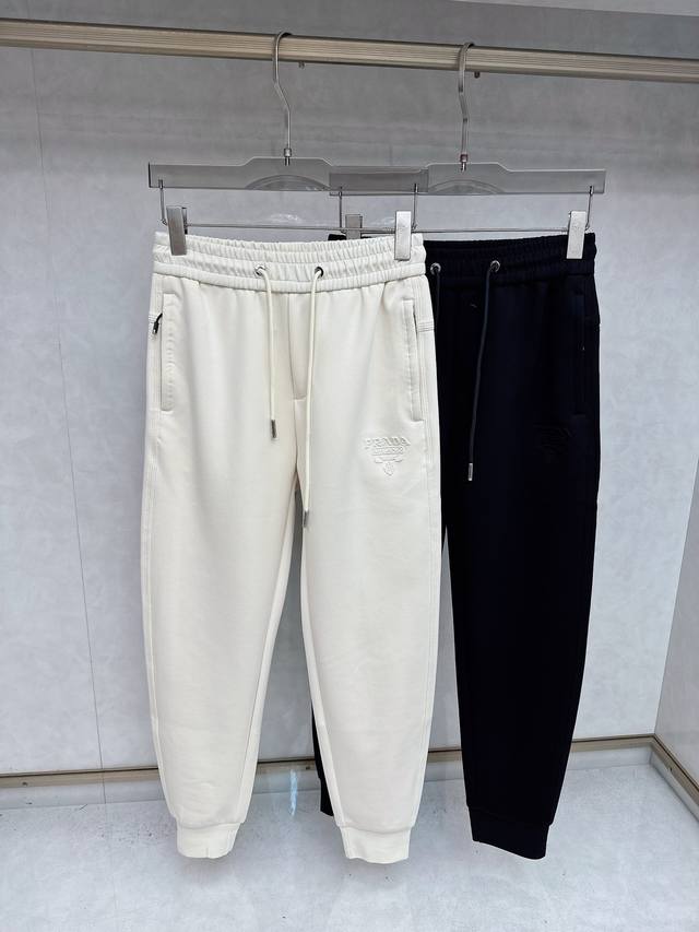 普拉达 2025秋冬新款休闲裤！官网同步发售。品牌经典Logo休闲裤 ，定制面料，舒适度极好，手触感强烈。辨识度极高，完美品相工艺。 尺码：M-3Xl