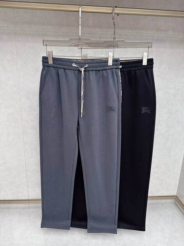 巴宝莉 2025秋冬休闲裤，采用纯棉面料制作，舒适柔软，前面凹凸压胶精致的Logo点缀，后兜绣线与裤子的搭配都相得益彰，腰部松紧带设计，活动起来毫无束缚感，不会