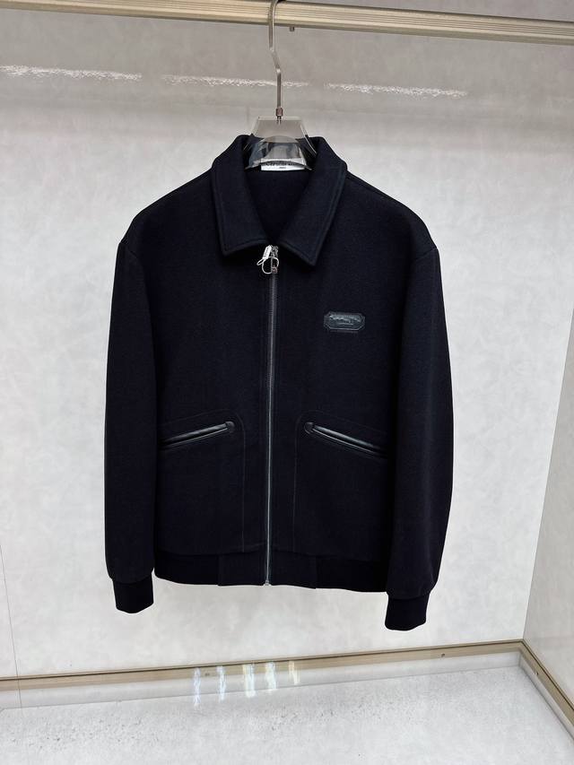 迪奥 Dior尊享品味，尽显绅士风范 秋冬高端休闲外套 每一位追求细节、崇尚品味的时尚成功男士，都值得拥有一件能够彰显非凡气质的休闲外套，我们为您精心打造的这款