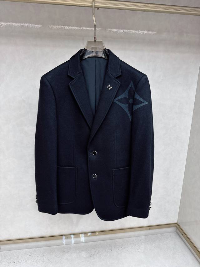 Lv 路易威登尊享品味，尽显绅士风范 秋冬高端休闲西装 每一位追求细节、崇尚品味的时尚成功男士，都值得拥有一件能够彰显非凡气质的休闲西装，我们为您精心打造的这款