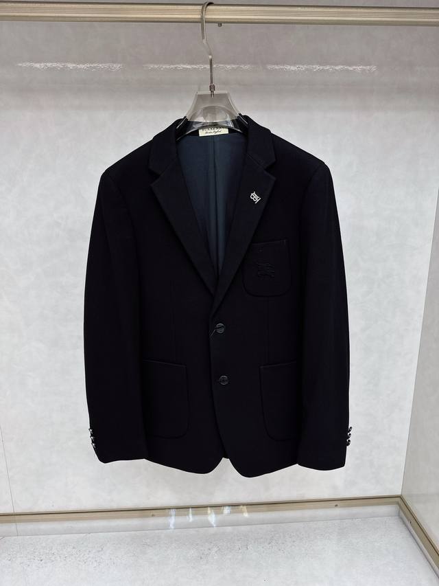 巴宝莉。2025新款商务休闲西装外套。采用羊毛醋酸环保聚酯纤维混纺面料，定织纹路，低调奢华，抗皱立挺有型，软糯不扎，上身舒适；经典设计，商务与休闲兼并，B时尚休