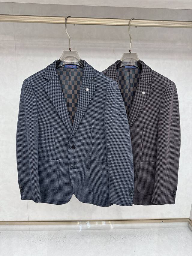 Lv 路易威登尊享品味，尽显绅士风范 秋冬高端休闲西装 每一位追求细节、崇尚品味的时尚成功男士，都值得拥有一件能够彰显非凡气质的休闲西装，我们为您精心打造的这款