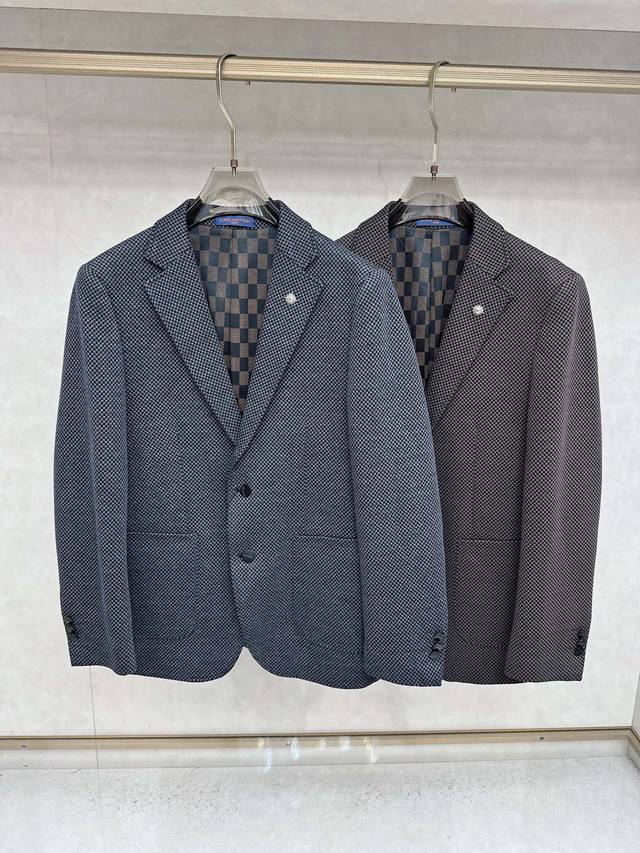 Lv 路易威登尊享品味，尽显绅士风范 秋冬高端休闲西装 每一位追求细节、崇尚品味的时尚成功男士，都值得拥有一件能够彰显非凡气质的休闲西装，我们为您精心打造的这款