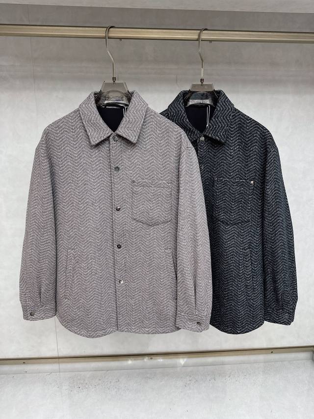 迪奥 2025新品休闲外套，时尚帅气，简约百搭款，定制原版面料，不仅挺括，保持潮流的廓形，又穿着舒适，纱织更细腻，码数48-56