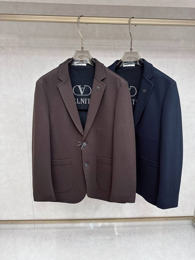 华伦天奴 Valentino尊享品味，尽显绅士风范 秋冬高端双排扣休闲西装 每一位追求细节、崇尚品味的时尚成功男士，都值得拥有一件能够彰显非凡气质的休闲西装，我