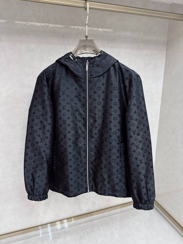 Lv路易威登 双面穿25Ss秋冬新款时尚男士商务休闲，这款Lv老花是旅行艺术与都市摩登的完美融合。它将路易威登标志性的Monogram图案从经典的帆布面料升华至