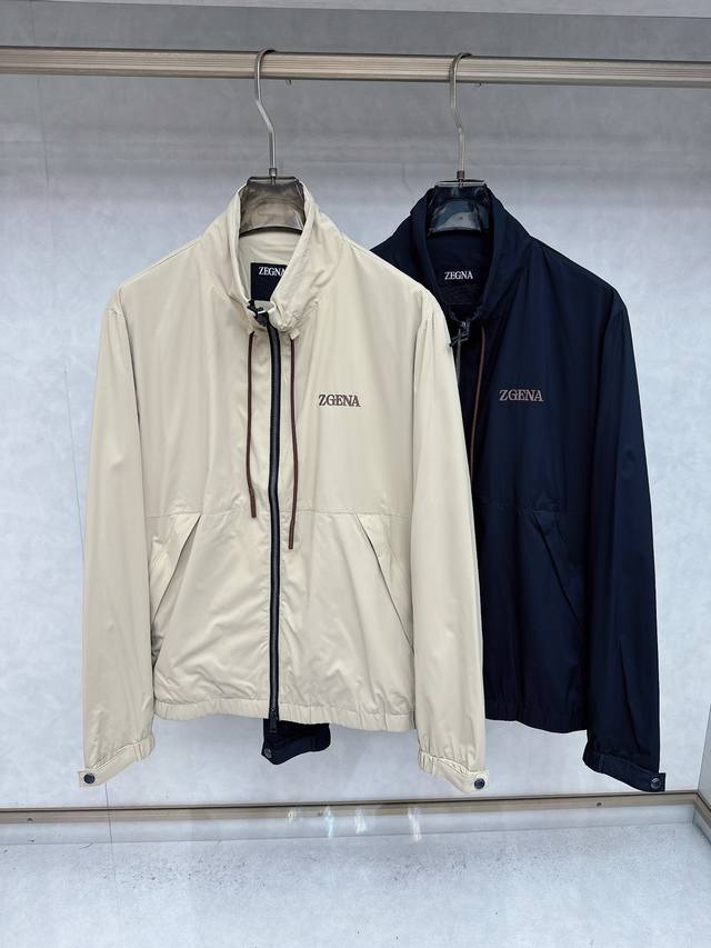 Zegna 杰尼亚 2025新款 夹克外套！今年的新品，男士帅酷爆款 时尚都市百搭款，特供定制面料，不是一般面料所能对比的产品。非常极具魅力的设计，细节非常到位