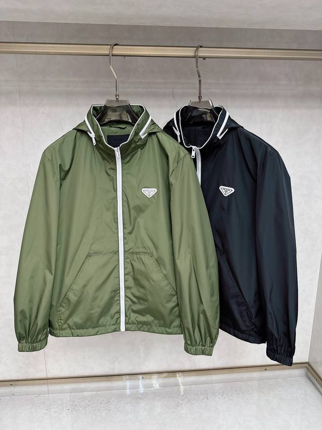 prada 普拉达 2025秋冬新款，原单狠货 意大利进口面料时尚。欧洲同步，上身更随意大方，原版五金奢华高档定制新作！奢华品牌特质Logo点缀设计，市场最高品