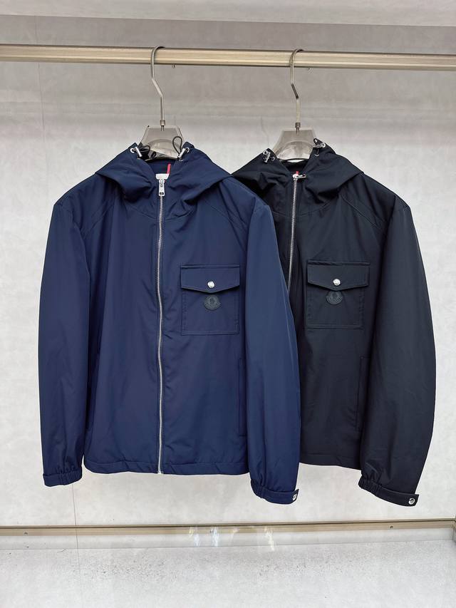 Moner 2025秋冬新款，原单狠货 意大利进口面料时尚。欧洲同步，上身更随意大方，原版五金奢华高档定制新作！奢华品牌特质Logo点缀设计，市场最高品质出货、