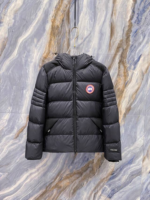 Canada Goose 加拿大鹅 Fw2025新款羽绒服。连帽设计，男女同款，时尚感满满。采用定制面料，防风防雨，保暖有型；内充90绒，蓬松保暖；胸前饰以品牌
