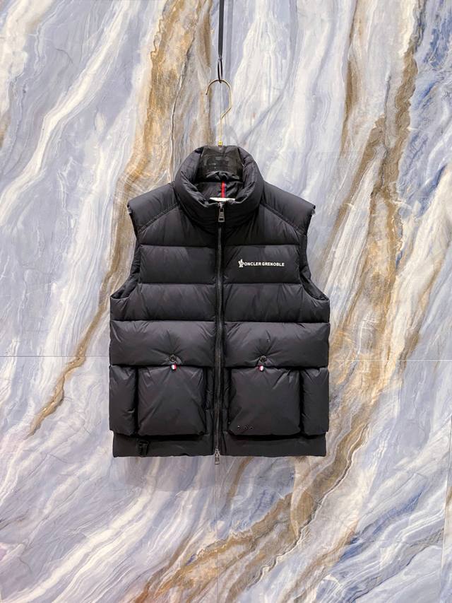 Moncler 蒙口 25年冬季新款羽绒马甲 立领羽绒马甲，原版订制五金配件，采用顶级90白鸭绒超柔软，上身效果超赞！ 颜色：黑色 米白 码数：48-56