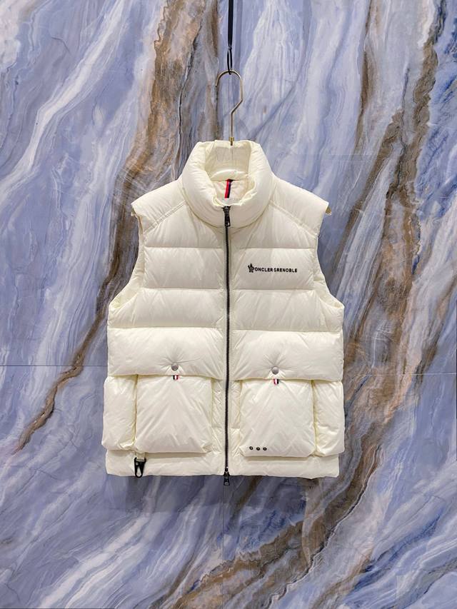 Moncler 蒙口 25年冬季新款羽绒马甲 立领羽绒马甲，原版订制五金配件，采用顶级90白鸭绒超柔软，上身效果超赞！ 颜色：黑色 米白 码数：48-56
