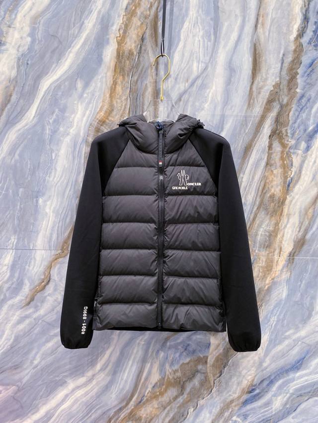 Moncler 蒙口 Fw2025新款连帽拼羽绒夹克外套。经典款，一件难求。采用原版定制面料，正身充90绒，拼接设计，时尚感满满，保暖度绝绝子；连帽设计，减龄帅