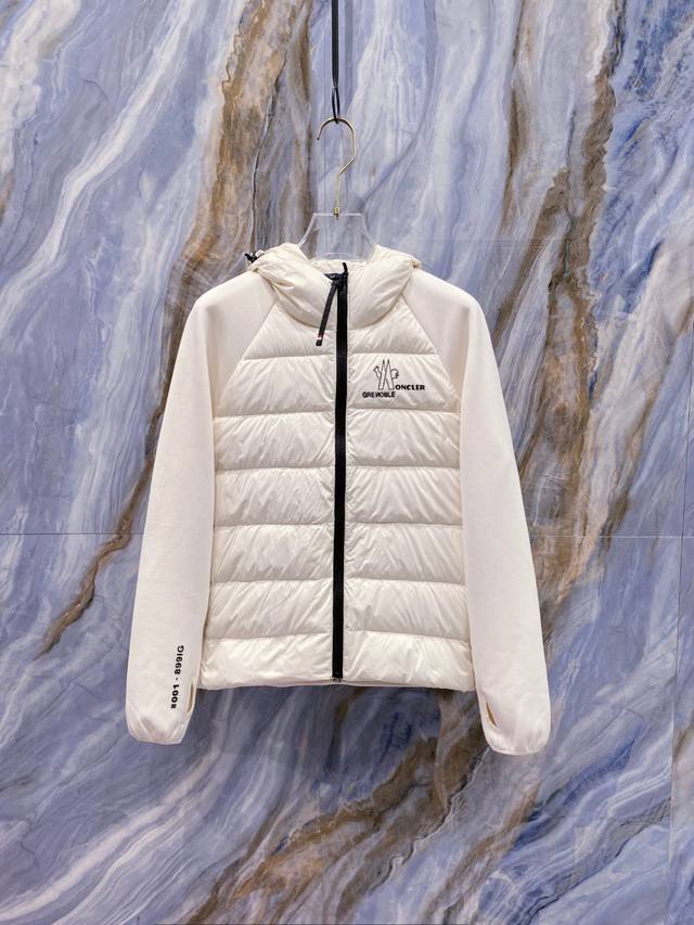 Moncler 蒙口 Fw2025新款连帽拼羽绒夹克外套。经典款，一件难求。采用原版定制面料，正身充90绒，拼接设计，时尚感满满，保暖度绝绝子；连帽设计，减龄帅