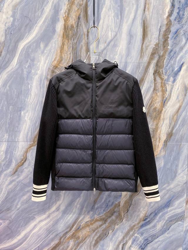 Moncler 蒙口 2025年秋冬新款羽绒服，针织连帽拼接羽绒服采用新国标95白鸭绒，秋冬新品内搭神器！在国内羽绒黑色都是走基础风格，可以单穿还可以搭配叠穿，