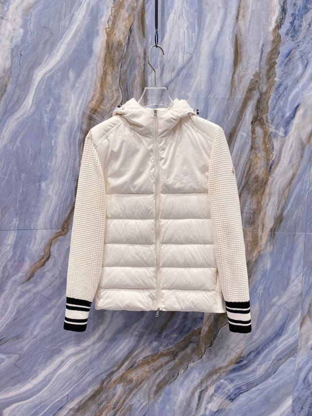 Moncler 蒙口 2025年秋冬新款羽绒服，针织连帽拼接羽绒服采用新国标95白鸭绒，秋冬新品内搭神器！在国内羽绒黑色都是走基础风格，可以单穿还可以搭配叠穿，