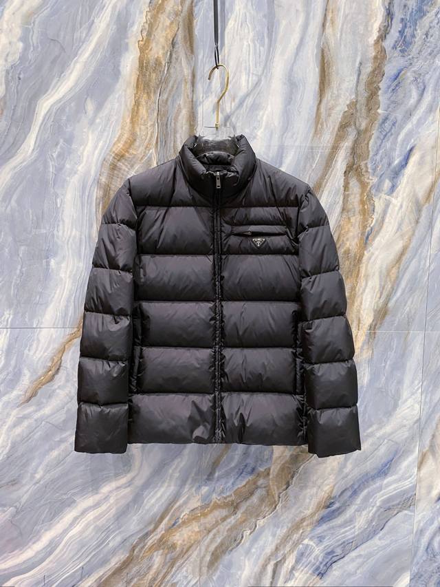 prada 普拉达2025秋冬专柜同步新品发布，最新款羽绒服出货，全部原版购入，今年最新色，无论面料和辅料，真正做到了1:1完美复刻，全部最新雅枪色辅料，香港达