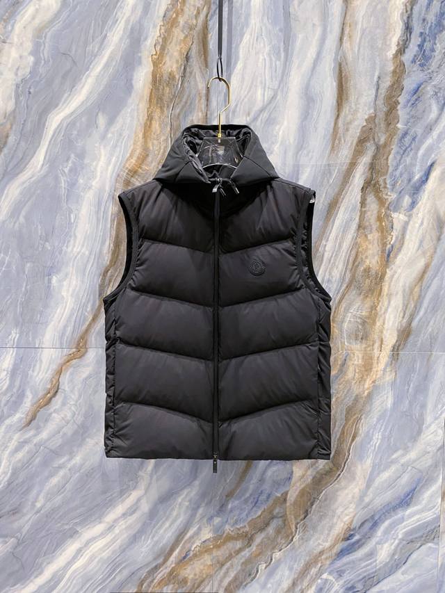 Moncler Valmasque蒙口男士可拆卸兜帽羽绒马甲.原版购入开发.特级鹅绒填充原厂替换面料原厂配套五金. Valmasque男士羽绒马甲采用流线型美学