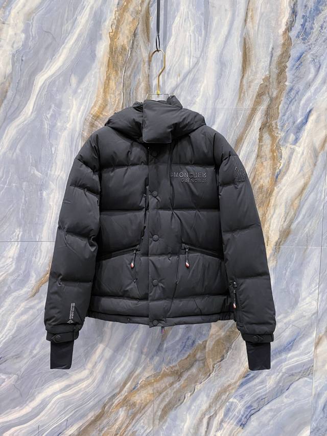 Moncler Grenoble蒙口2025Fw秋冬系列Caraia 渠道臻品 男士压胶滑雪夹克.双重压胶工艺特级鹅绒填充.连帽可脱卸可变立领夹克. Greno