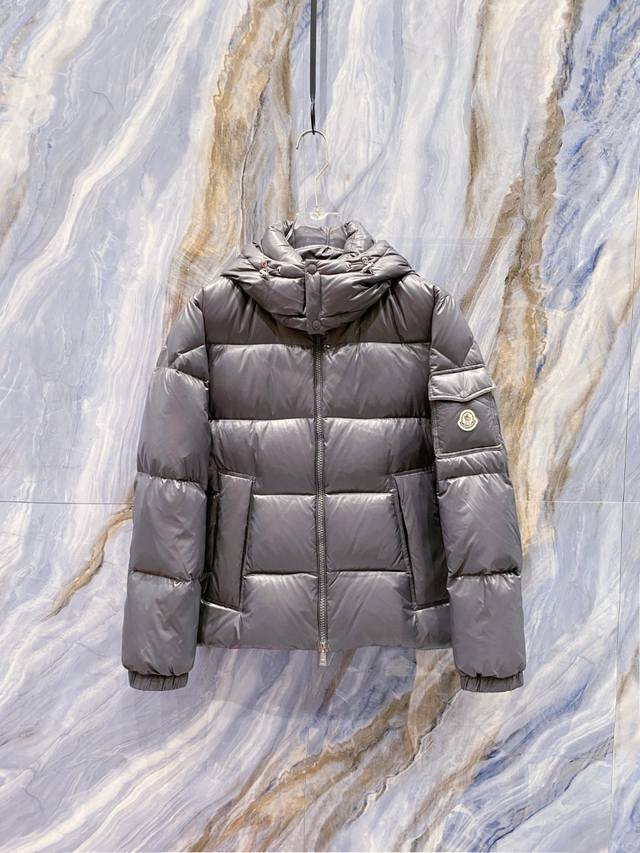 Moncler 蒙口2025秋冬新品发布，蒙口最新款亮光羽绒出货，柜上同步，面料及辅料全部订制，帽子可脱卸，面料涂层有股感，小暗格纹理，质感超强，内里填充新国标