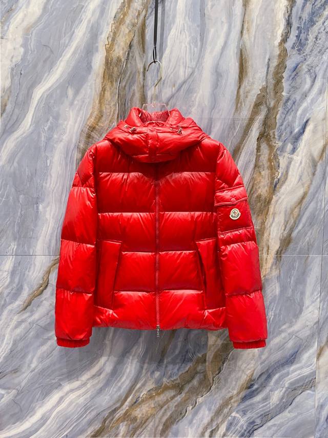 Moncler 蒙口2025秋冬新品发布，蒙口最新款亮光羽绒出货，柜上同步，面料及辅料全部订制，帽子可脱卸，面料涂层有股感，小暗格纹理，质感超强，内里填充新国标