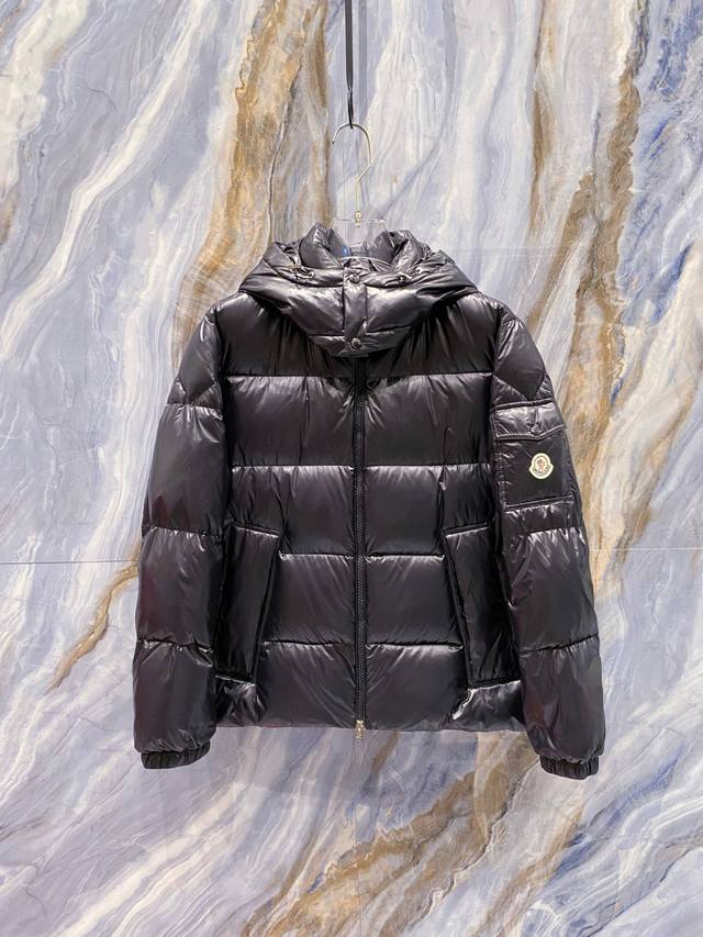 Moncler 蒙口2025秋冬新品发布，蒙口最新款亮光羽绒出货，柜上同步，面料及辅料全部订制，帽子可脱卸，面料涂层有股感，小暗格纹理，质感超强，内里填充新国标