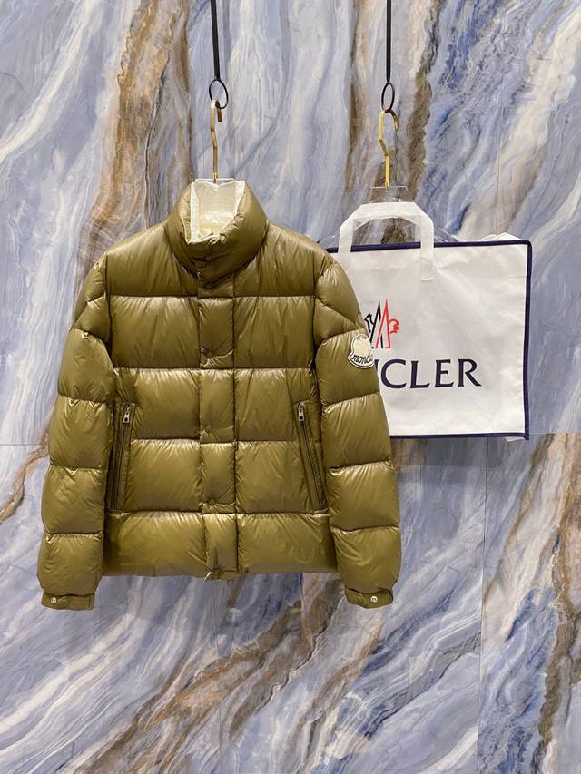 鹅绒 Moncler 蒙口高端品鉴臻品！欧标90保暖白鹅绒填充男士羽绒服外套 整体的造型设计依然传承了Mon家族基因，高奢时装与功能性户外风格相结合，通身运用解